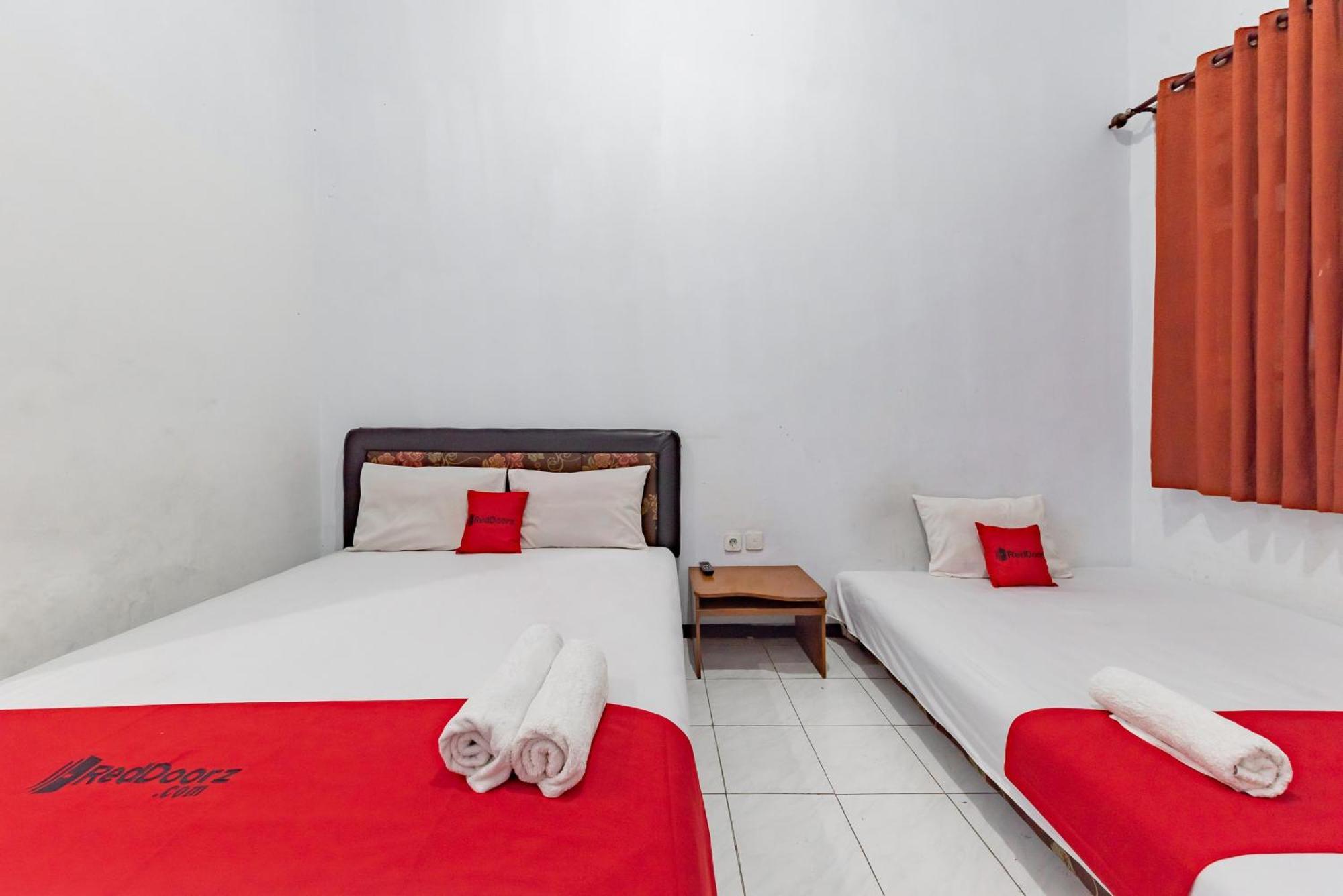 Reddoorz At Ciliwung Guest House Syariah Malang Extérieur photo