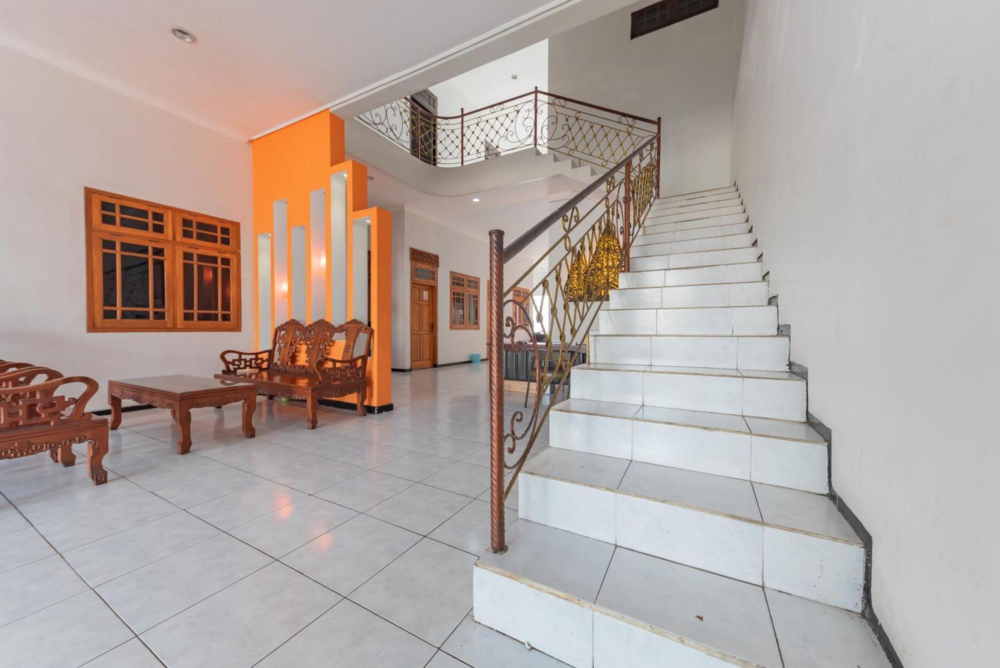 Reddoorz At Ciliwung Guest House Syariah Malang Extérieur photo