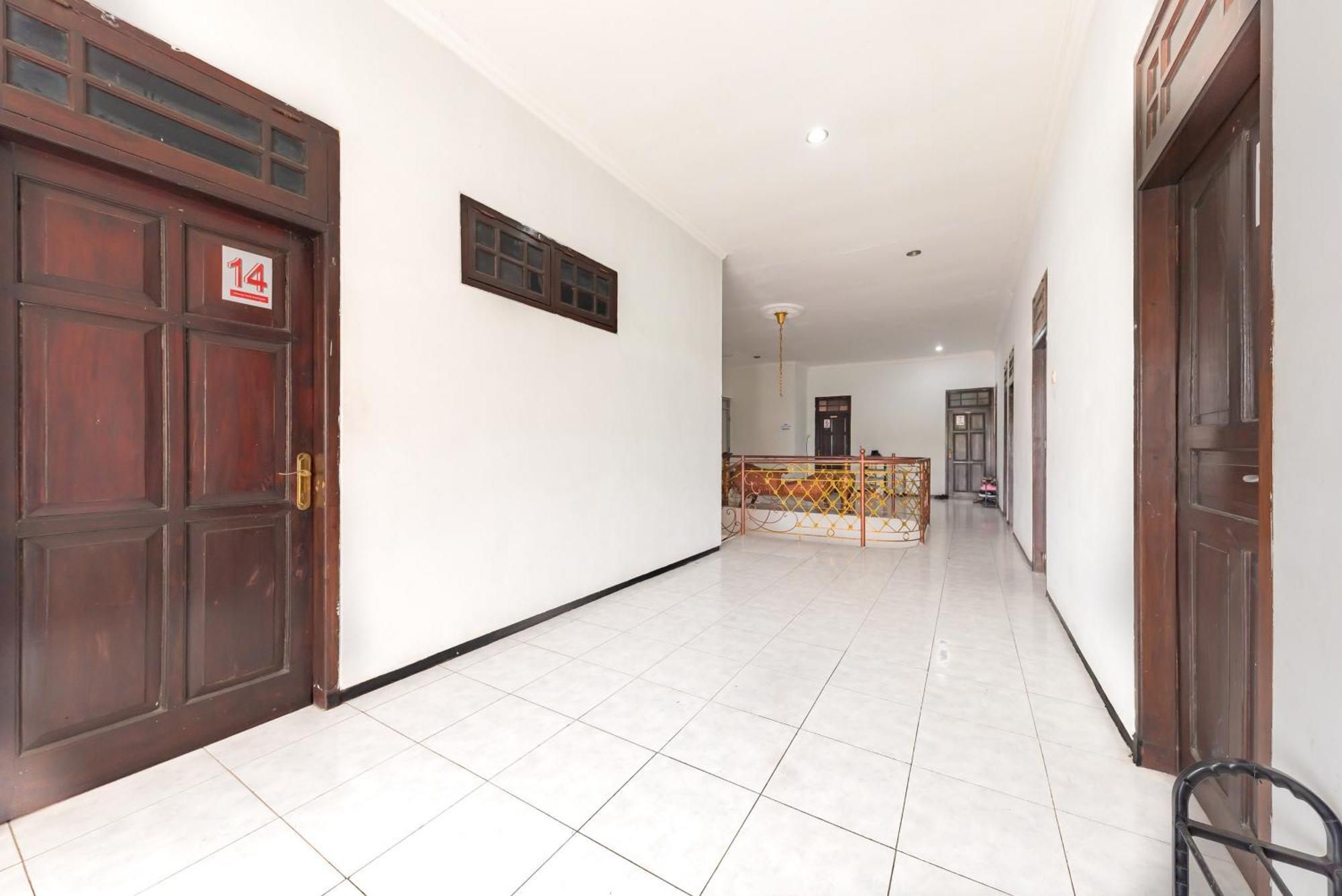Reddoorz At Ciliwung Guest House Syariah Malang Extérieur photo